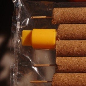 Cận cảnh đầu cây nhang và nắp vàng trong gói