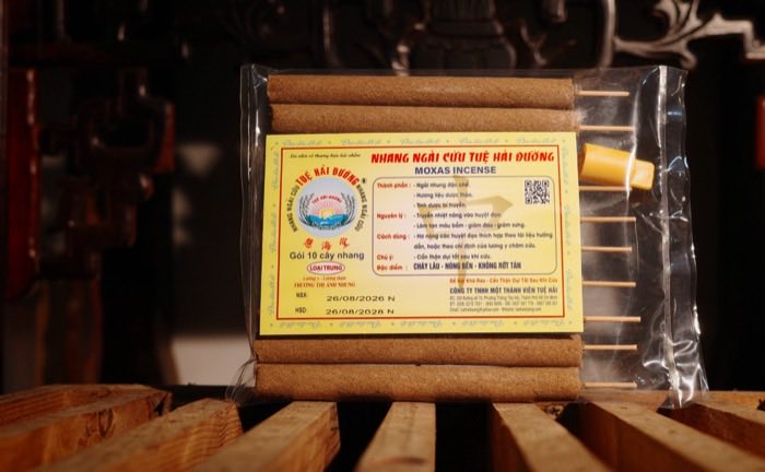 Gói nhang ngải cứu Tuệ Hải Đường cỡ trung, mặt trước, đặt trên giá gỗ